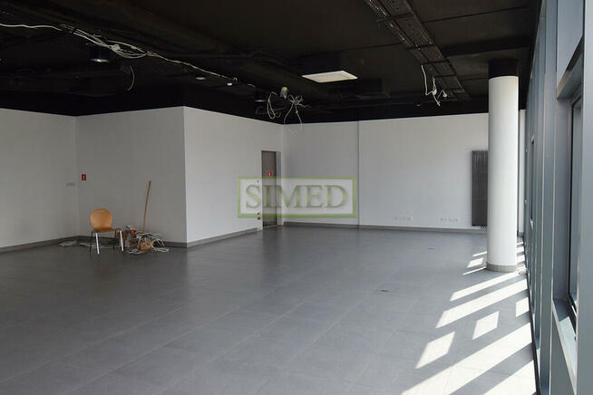 Nowoczesny biurowiec blisko lotniska