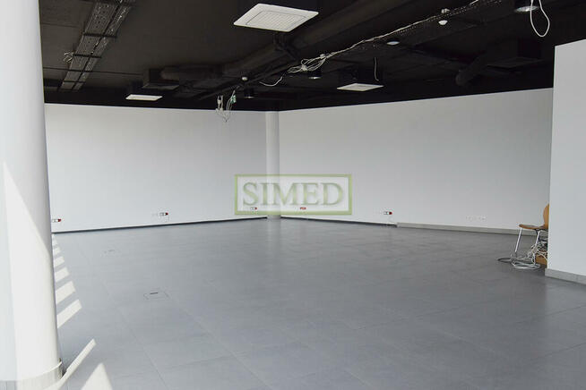 Nowoczesny biurowiec blisko lotniska