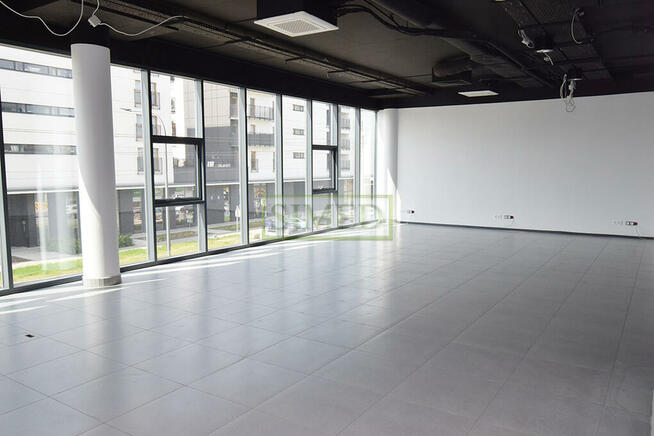 Nowoczesny biurowiec blisko lotniska