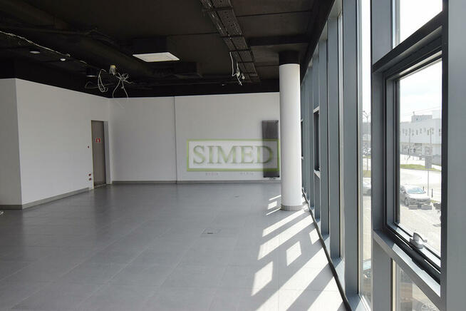 Nowoczesny biurowiec blisko lotniska