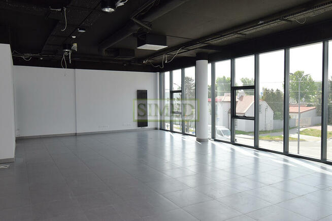 Nowoczesny biurowiec blisko lotniska