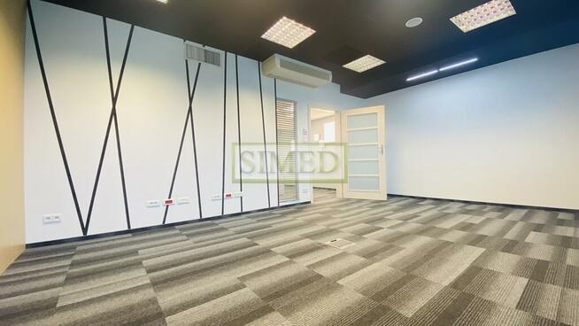 Biurowiec 5 minut od stacji metra.