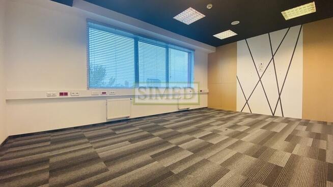 Biurowiec 5 minut od stacji metra.