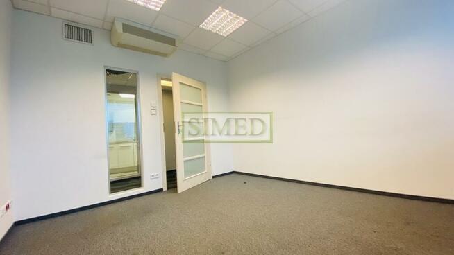 Biurowiec 5 minut od stacji metra.