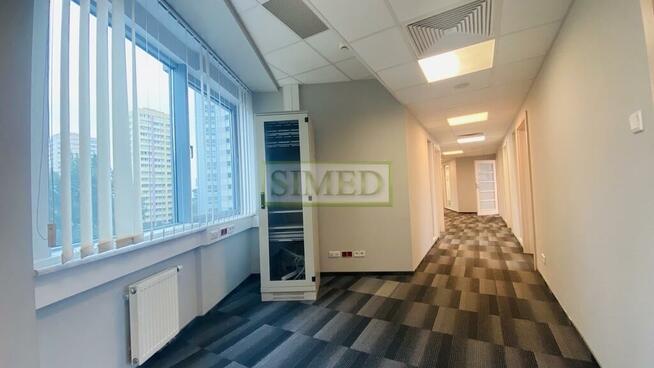 Biurowiec 5 minut od stacji metra.