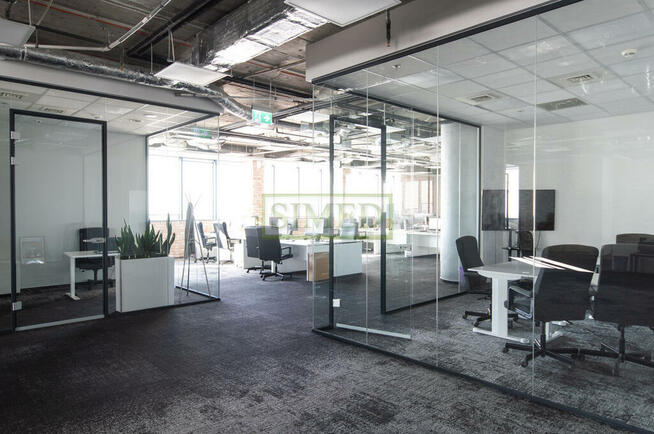 Nowoczesny biurowiec , parking , dobry dojazd