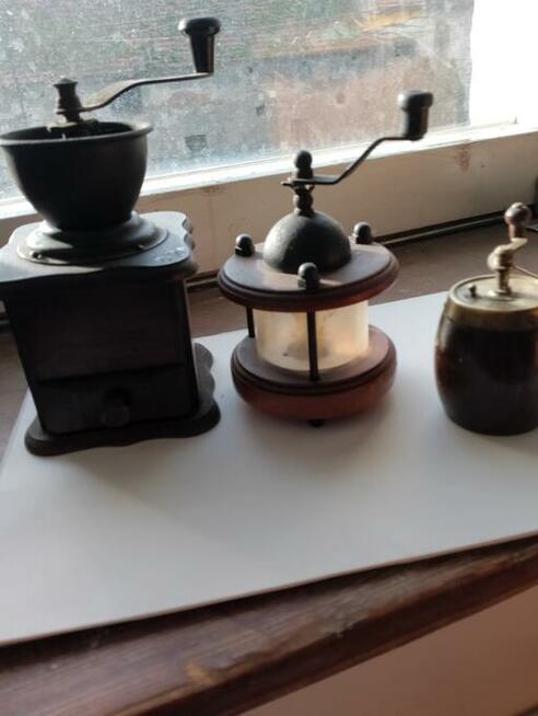 3 stare młynki na chodzie.