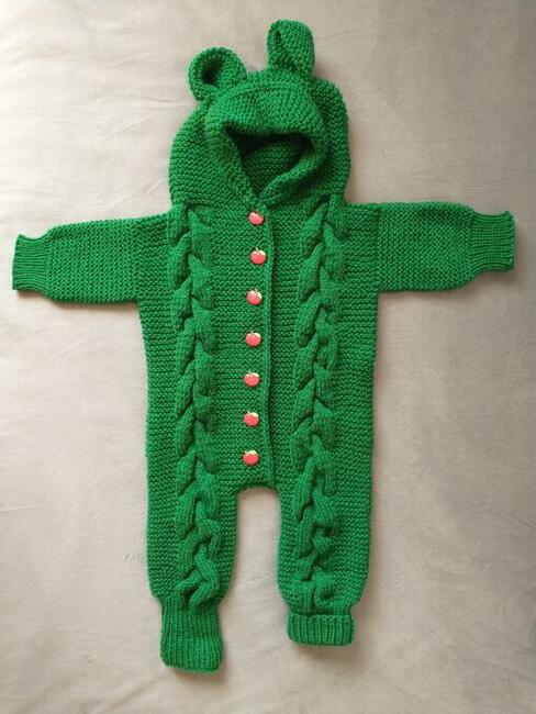 Ręcznie robiony kombinezon niemowlęcy z kapturem - skrzacik