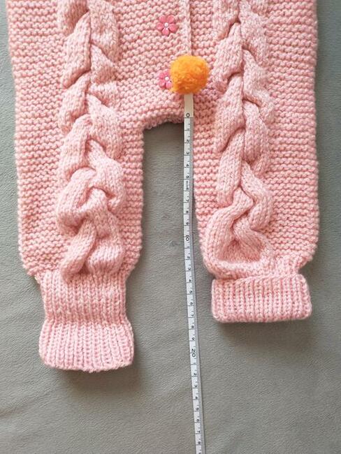 Ręcznie robiony kombinezon niemowlęcy z kapturem - świnka