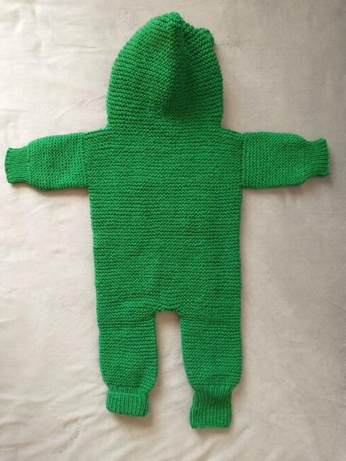 Ręcznie robiony kombinezon niemowlęcy z kapturem - skrzacik
