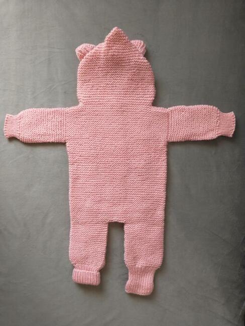 Ręcznie robiony kombinezon niemowlęcy z kapturem - świnka