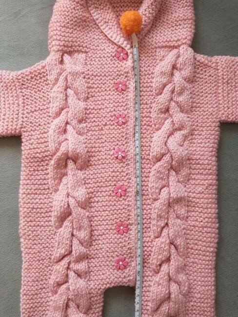 Ręcznie robiony kombinezon niemowlęcy z kapturem - świnka