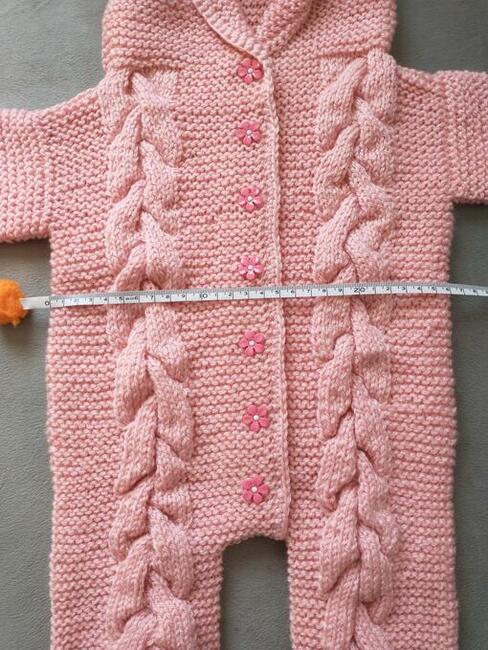 Ręcznie robiony kombinezon niemowlęcy z kapturem - świnka