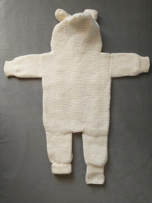 Ręcznie robiony kombinezon niemowlęcy z kapturem - owieczka