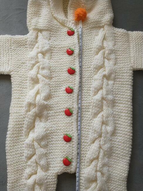 Ręcznie robiony kombinezon niemowlęcy z kapturem - owieczka