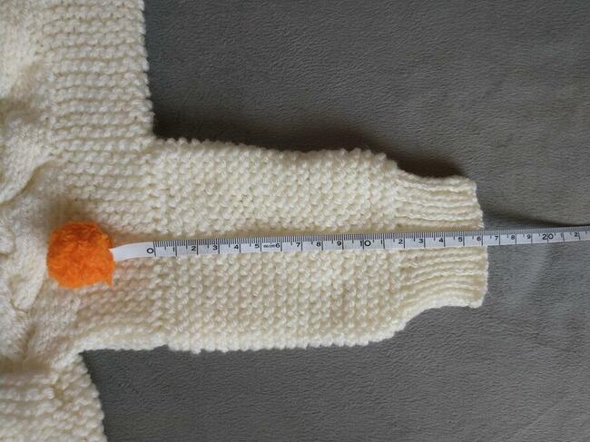 Ręcznie robiony kombinezon niemowlęcy z kapturem - owieczka