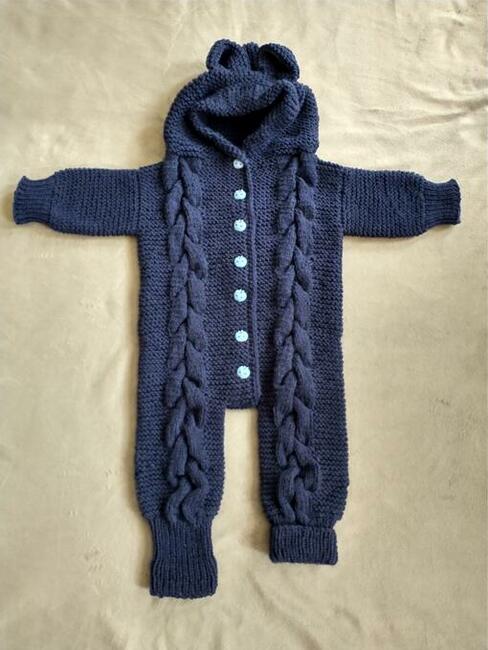 Ręcznie robiony kombinezon niemowlęcy z kapturem - granacik