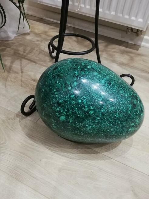 Duże jajo z malachitu.