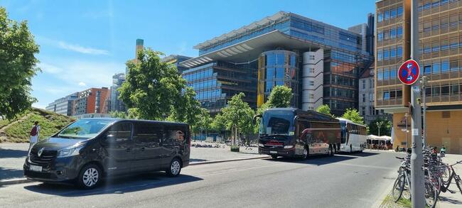 Transport na lotnisko Warszawa Chopina – busy 24/7 | PL & DE