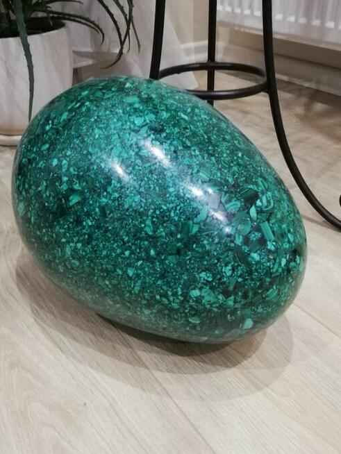 Duże jajo z malachitu.