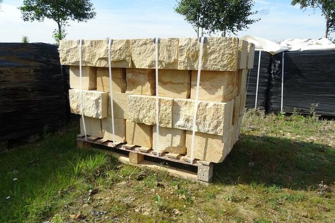 Kamień murowy rzędowy cięty łupany z piaskowca polskiego