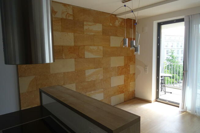 Płyty kamienne do wnętrz na ściany salonu kuchni loftu