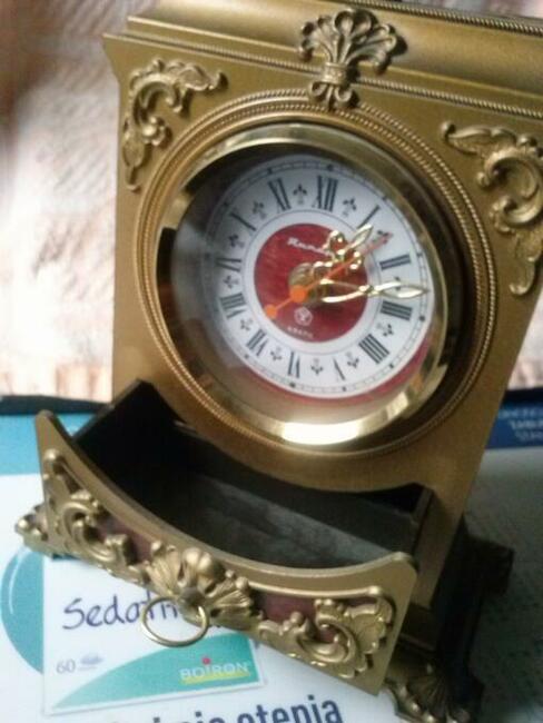 Zegar kwarcowy kominkowy z szufladką, 30 zł.