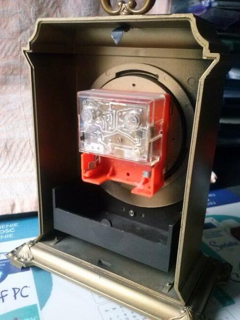 Zegar kwarcowy kominkowy z szufladką, 30 zł.