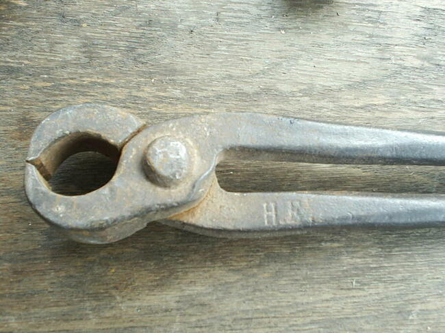 Stare spore cęgi kowalskie, sygnatura H.E.