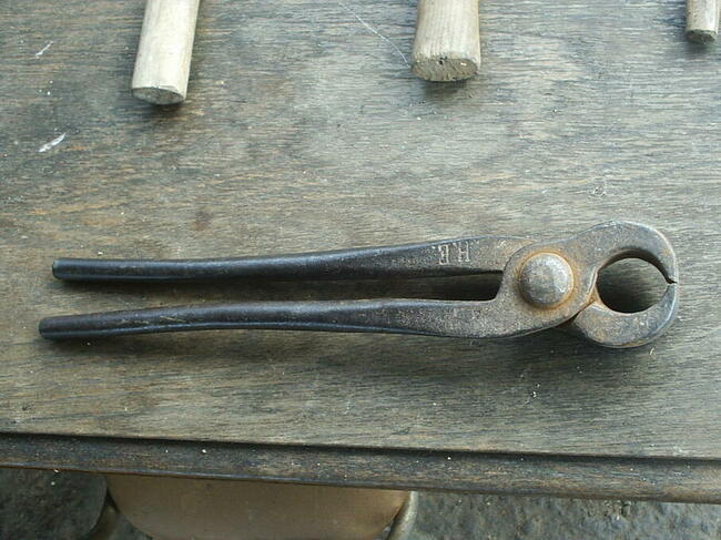 Stare spore cęgi kowalskie, sygnatura H.E.