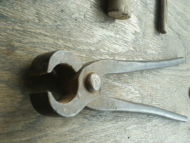 Stare spore cęgi kowalskie, sygnatura H.E.