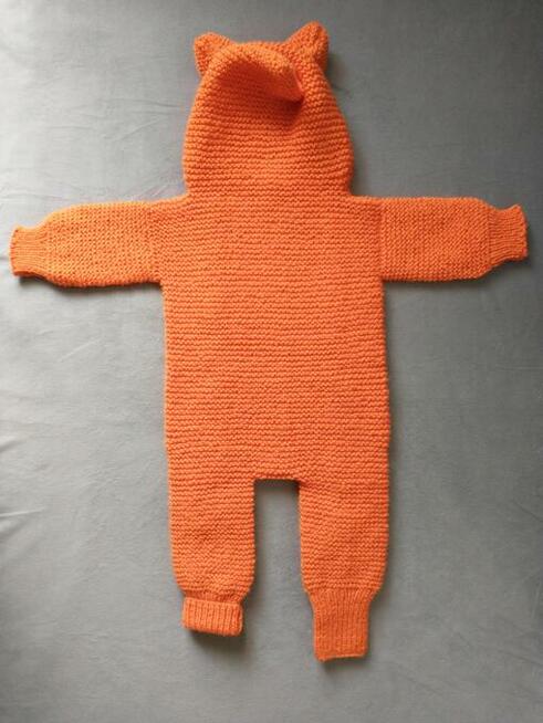 Ręcznie robiony kombinezon niemowlęcy z kapturem - płomyczek