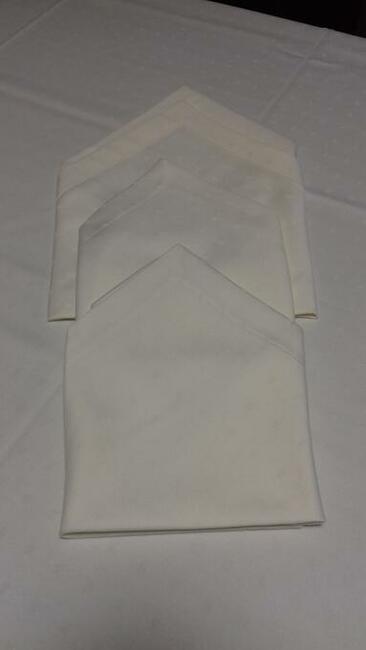 Obrus z serwetkami, kremowy tanio sprzedam