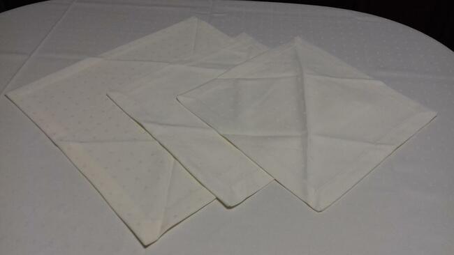 Obrus z serwetkami, kremowy tanio sprzedam