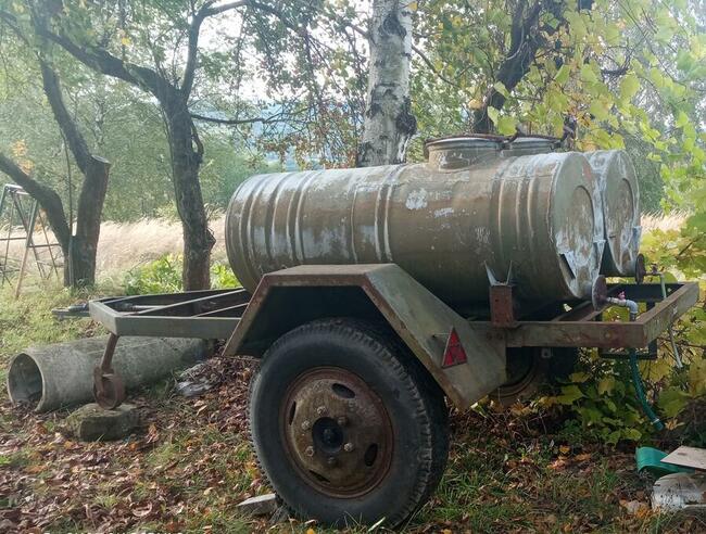 Beczki na wodę na przyczepie