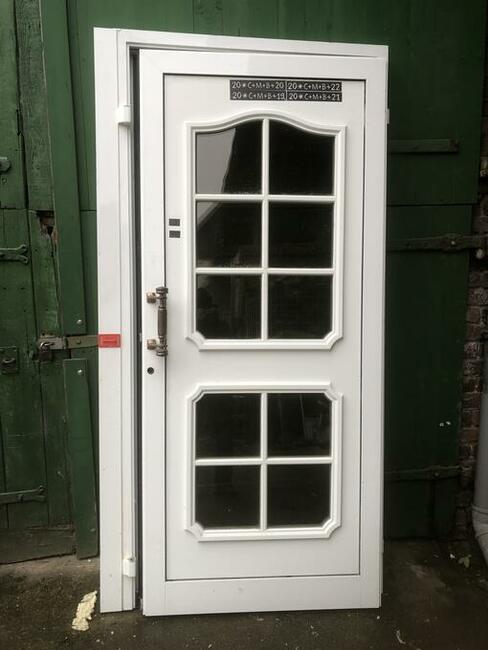 Drzwi aluminiowe, wejściowe do budynku