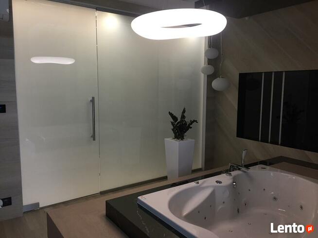 Ścianki szklane z folią na pilota