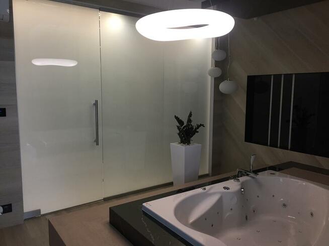 Ścianki szklane z folią inteligentną