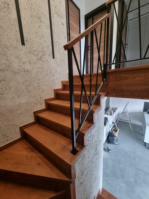 Schody drewniane dywanowe , samonosne montaż