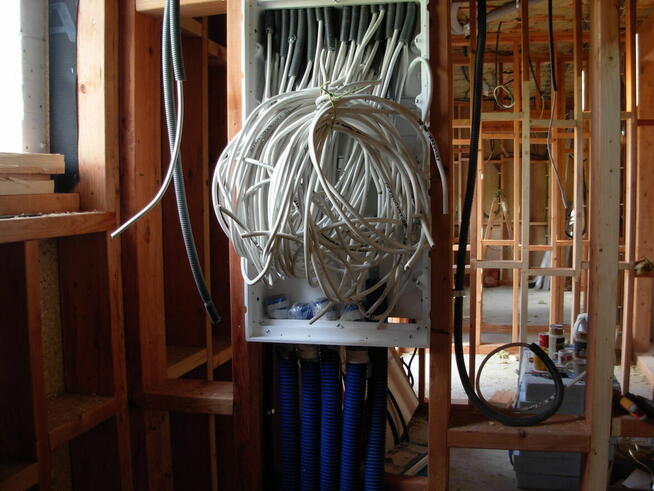 Elektryk przyjmie zlecenia na wykonanie, instalacji elektryc