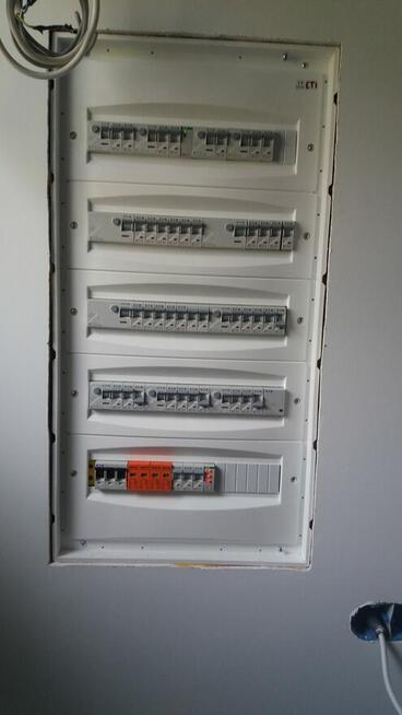 Elektryk przyjmie zlecenia na wykonanie, instalacji elektryc