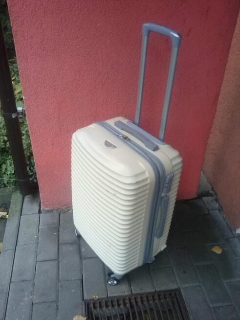 Walizka średnia na kółkach, kremowa, używana, 60 zł.