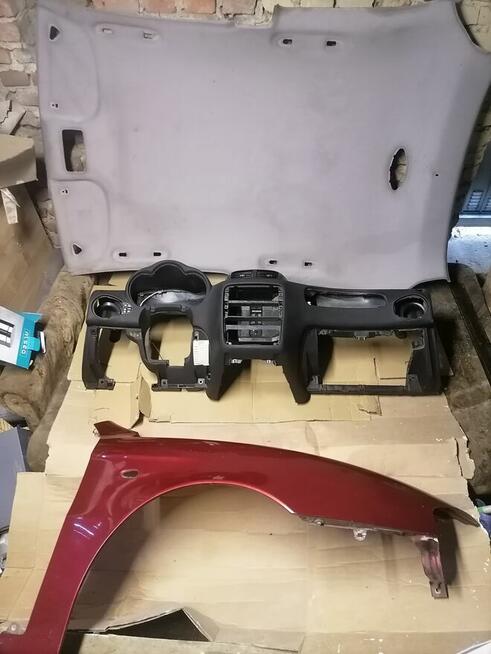 Alfa Romeo 147 błotnik prawy kokpit deska podsufitka