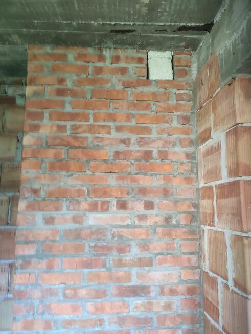 Jednopiętrowy dom z cegły wraz z dużym garażem