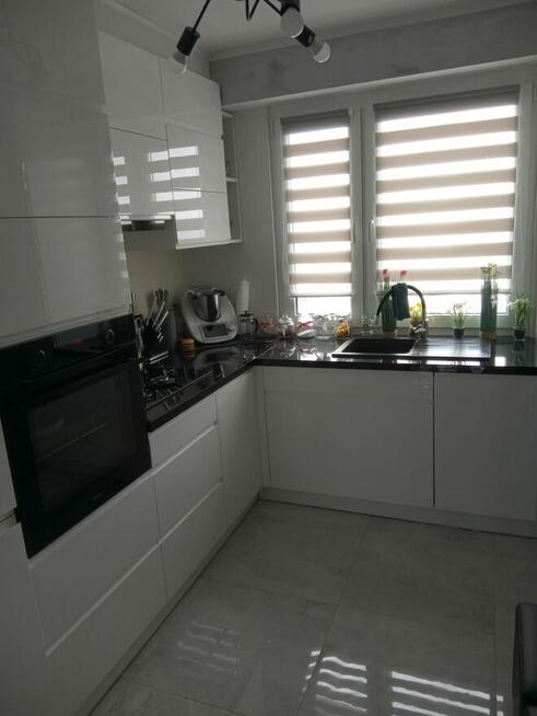 Sprzedam mieszkanie w bloku 61m ,3 pokoje .Cena 445 000 tyś.