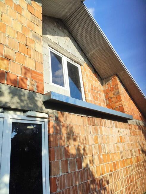 Jednopiętrowy dom z cegły wraz z dużym garażem