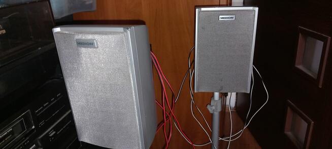 Głośniki Medion na statywach.