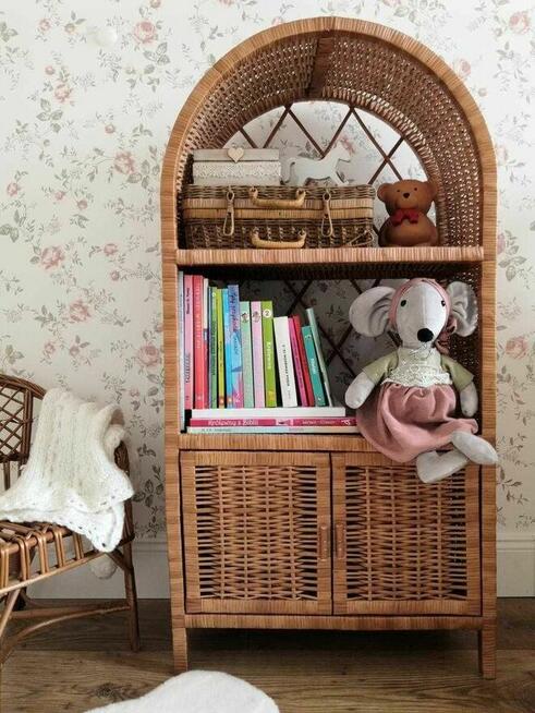 Szafka wiklinowa z drzwiczkami, wiklinowy mebel, regał półka