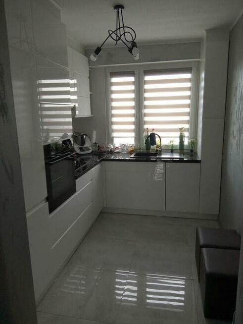 Sprzedam mieszkanie w bloku 61m ,3 pokoje .Cena 445 000 tyś.