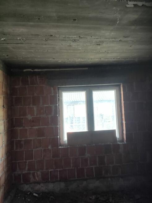 Jednopiętrowy dom z cegły wraz z dużym garażem